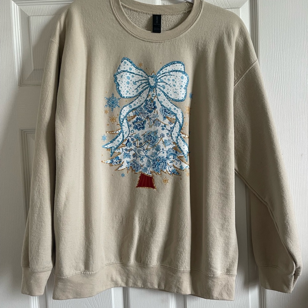 Gildan Cream Heavy Blend Sweatshirt Neckline